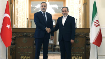 হাত মেলাচ্ছেন তুরস্ক ও ইরানের পররাষ্ট্রমন্ত্রী। ছবি: এএফপি