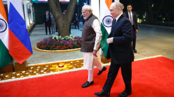 পুতিনকে লাল গালিচা সম্বর্ধনা দেন মোদি। ছবি: এএফপি
