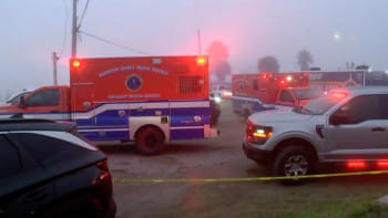 গ্যালভেস্টন উপকূলে মেক্সিকোর উড়োজাহাজ বিধ্বস্ত হওয়ার পর উদ্ধারকর্মীরা কাজে নেমে পড়েন। ছবি: সংগৃহীত