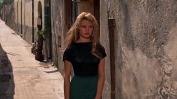 অ্যান্ড গড ক্রিয়েটেড ওম্যান সিনেমায় জুলি হার্ডির চরিত্রে ব্রিজিত বার্দো। ছবি: সিনেমা থেকে স্ক্রিণশট