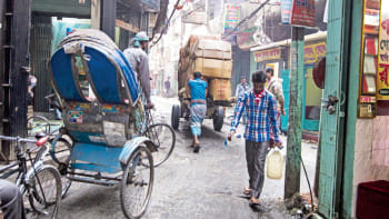 যানজটের ঢাকায় গন্তব্যে পৌঁছে দেয় ‘শর্টকাট’