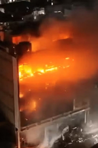 ইরাকের কুত শহরের এই শপিং মলে ভয়াবহ অগ্নিকাণ্ড দেখা দেয়। ছবি: এক্স/ভিডিও থেকে স্ক্রিণশট