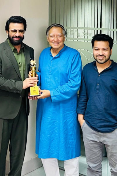 দ্য ডেইলি স্টারের সম্পাদক মাহফুজ আনামের কাছ থেকে অ্যাওয়ার্ড নিচ্ছেন শাকিব খান। ছবি: স্টার