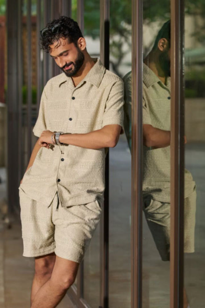 কোঁকড়া চুলই এখন ট্রেন্ড, যত্ন নেবেন যেভাবে