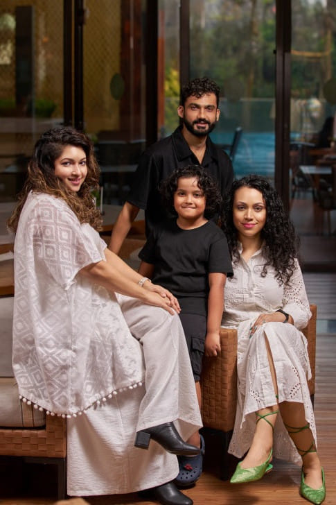 কোঁকড়া চুলই এখন ট্রেন্ড, যত্ন নেবেন যেভাবে