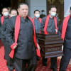 উত্তর কোরিয়ার নেতা কিম জং উনকে এক রাষ্ট্রীয় অন্ত্যেষ্টিক্রিয়ায় মাস্ক ছাড়া দেখা গেছে