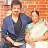 মায়ের সঙ্গে কুমার বিশ্বজিৎ। স্টার ফাইল ছবি 