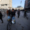 হামাস-ইসরায়েল চার দিনের যুদ্ধবিরতি শুরুর পর দক্ষিণ গাজার খান ইউনিসে পথে নেমে সাইকেল চালাচ্ছে শিশুরা । ছবি: রয়টার্স
