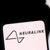 ইলন মাস্ক ও নিউরালিংকের লোগো সম্বলিত প্রতীকী ছবি: রয়টার্স