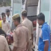 দুর্ঘটনায় আহত ব্যক্তিদের উন্নাও জেলা হাসপাতালে নিয়ে যাওয়া হয়। ছবি: স্টেটসম্যান দুর্ঘটনায় আহত ব্যক্তিদের উন্নাও জেলা হাসপাতালে নিয়ে যাওয়া হয়। ছবি: স্টেটসম্যান