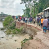 পানির চাপে ভাঙল সেতুর সংযোগ সড়ক, পশ্চিম টাঙ্গাইলের সঙ্গে যোগাযোগ বিচ্ছিন্ন  বন্যার পানির চাপে ধলেশ্বরী নদীর ওপর নির্মিত চারাবাড়ি সেতুর সংযোগ সড়ক ভেঙে যাওয়ায় পশ্চিম টাঙ্গাইলের সঙ্গে সড়ক যোগাযোগ একপ্রকার বিচ্ছিন্ন হয়ে পড়েছে।