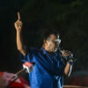 জামিনে মুক্তি পেয়ে ভক্তদের উদ্দেশে বক্তব্য রাখছেন কেজরিওয়াল। ছবি: এএফপি (১৩ সেপ্টেম্বর, ২০২৪)