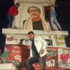 সাভারে বঙ্গবন্ধুর ম্যুরাল ভাঙার চেষ্টা করছে বিক্ষুব্ধ জনতা। ছবি: সংগৃহীত
