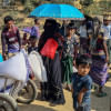 উখিয়ার কুতুপালং শরণার্থী শিবিরে রোহিঙ্গারা খাদ্য সহায়তা গ্রহণ করছেন। ছবি: এএফপি (৬ মার্চ, ২০২৫)