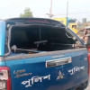 আশুলিয়ার বলিভদ্র এলাকায় ইটপাটকেল নিক্ষেপ করে পুলিশের দুইটি গাড়ির কাঁচ ভেঙে ফেলে উত্তেজিত জনতা। ছবি: সংগৃহীত