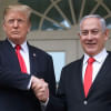 ঘনিষ্ঠ মিত্র ডোনাল্ড ট্রাম্প ও বেনিয়ামিন নেতানিয়াহু। ফাইল ছবি: রয়টার্স