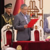 গণঅভ্যুত্থানের মুখে ক্ষমতাচ্যুত প্রধানমন্ত্রী শেখ হাসিনা পালিয়ে যাওয়ার পর শান্তিতে নোবেল বিজয়ী অধ্যাপক ড. মুহাম্মদ ইউনূসের নেতৃত্বে গঠিত অন্তর্বর্তী সরকার শপথ নেয়। ফাইল ছবি: বাসস