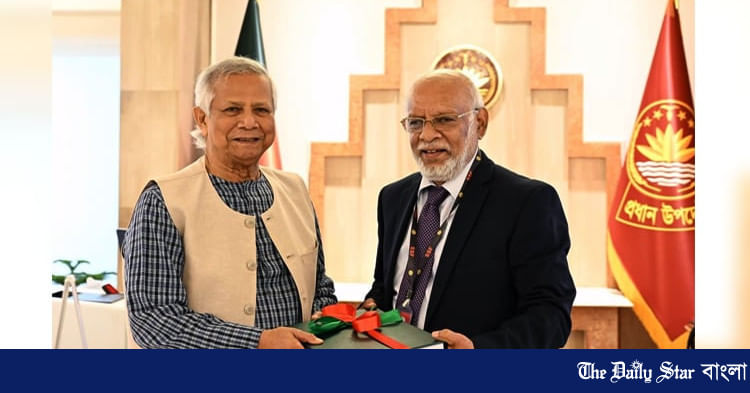 প্রধান উপদেষ্টা অধ্যাপক ড. মুহাম্মদ ইউনূসের কাছে প্রতিবেদন জমা দেন পদোন্নতিবঞ্চিত অবসরপ্রাপ্ত কর্মকর্তাদের আবেদন পর্যালোচনা কমিটির আহ্বায়ক ও সাবেক অর্থসচিব জাকির আহমেদ খান। ছবি: সংগৃহীত