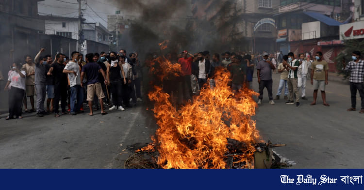 ৯ সেপ্টেম্বর কারফিউ উপেক্ষা করে বিক্ষোভ চালিয়ে যাচ্ছে নেপালের জেন-জি প্রজন্ম। ছবি: রয়টার্স