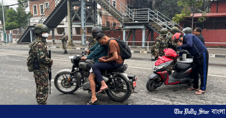 কাঠমান্ডুতে সেনারা তল্লাশিচৌকি বসিয়েছে। ছবি: এএফপি