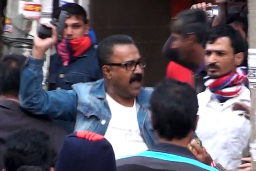 পিস্তল হাতে যুবলীগ নেতা নিয়াজুল পিস্তল হাতে যুবলীগ নেতা নিয়াজুল