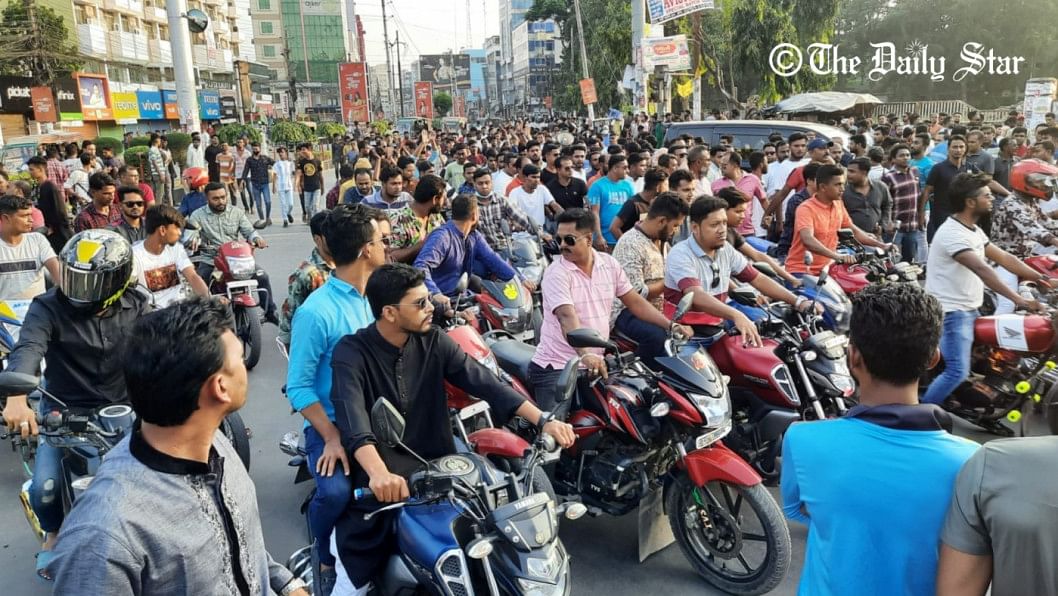 বিএনপির সমাবেশের আগের দিন খুলনায় আ. লীগের মোটরসাইকেল মহড়া বিএনপির সমাবেশের আগের দিন খুলনায় আ. লীগের মোটরসাইকেল মহড়া