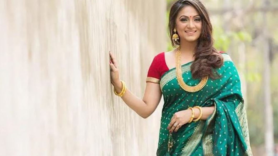 Onasining oyogini yalayotgan qizi porno video