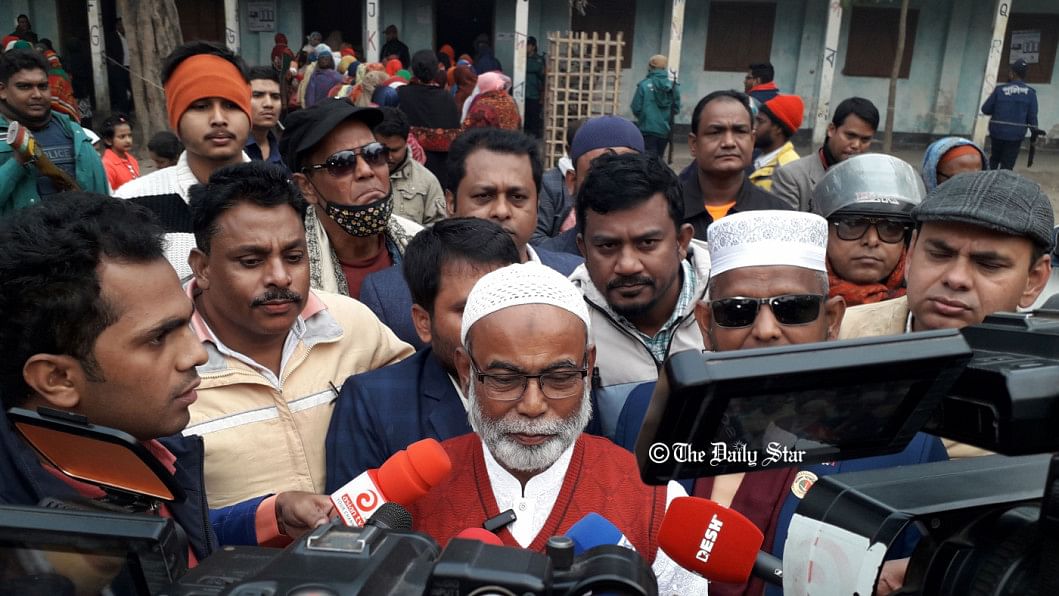 ইভিএম ত্রুটির কারণে জাতীয় পার্টির মেয়র প্রার্থীর ভোট দিতে ৩০ মিনিট দেরি