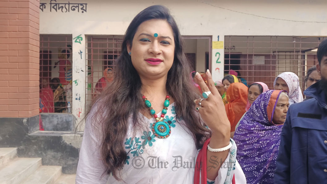 Chiroyli ichki kiyimdagi porno qiz yigitini erkalab tashladi