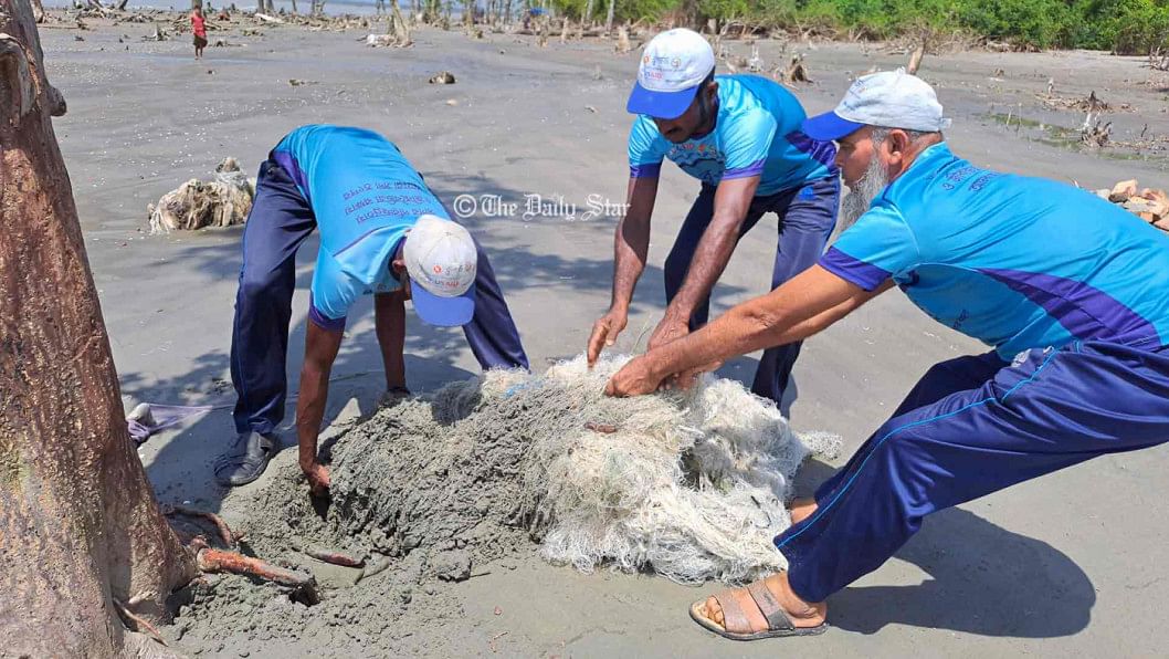 কুয়াকাটা সৈকতে প্রতিদিন জমছে ২৩ কেজি অপচনশীল বর্জ্য: জরিপ কুয়াকাটা সৈকতে অপচনশীল বর্জ্য