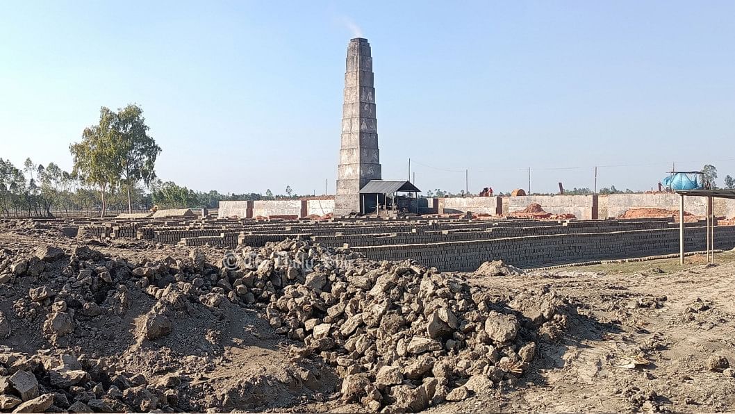 লালমনিরহাট-কুড়িগ্রামের কৃষিজমিতে ১৩৫ ইটভাটা, উদাসীন প্রশাসন কৃষিজমিতে ইটভাটা