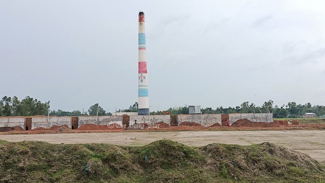 লালমনিরহাট-কুড়িগ্রামের কৃষিজমিতে ১৩৫ ইটভাটা, উদাসীন প্রশাসন কৃষিজমিতে ইটভাটা