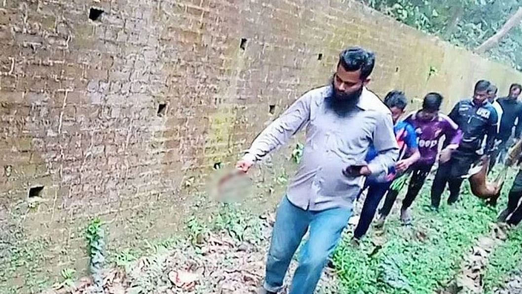 ‘ট্রেনের ধাক্কায়’ আহত হরিণটি জবাই করল কে। ডেইলি স্টার মৌলভীবাজারের শ্রীমঙ্গল উপজেলায় ট্রেনের ইঞ্জিনরুম থেকে বস্তাবন্দি অবস্থায় একটি গলাকাটা হরিণ উদ্ধারের ৩ দিন পেরিয়ে গেলেও এ ঘটনায় কোনো মামলা হয়নি। চিহ্নিত করা হয়নি জড়িত কাউকেও।