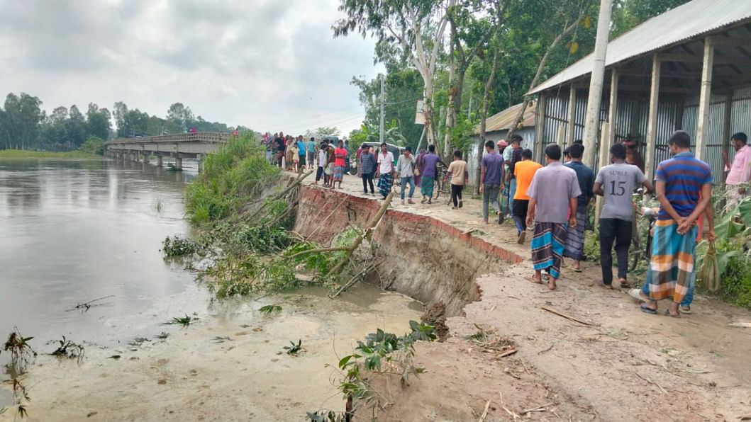পানির চাপে ভাঙল সেতুর সংযোগ সড়ক, পশ্চিম টাঙ্গাইলের সঙ্গে যোগাযোগ বিচ্ছিন্ন বন্যার পানির চাপে ধলেশ্বরী নদীর ওপর নির্মিত চারাবাড়ি সেতুর সংযোগ সড়ক ভেঙে যাওয়ায় পশ্চিম টাঙ্গাইলের সঙ্গে সড়ক যোগাযোগ একপ্রকার বিচ্ছিন্ন হয়ে পড়েছে।