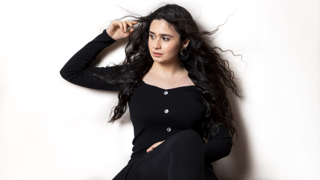 ‘ওটা ছিল শুধুই অভিনয়’ চুমুর দৃশ্য নিয়ে ঐশী